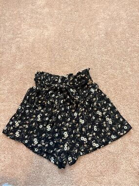 American Eagle Black Floral Daisy Paperbag Shorts